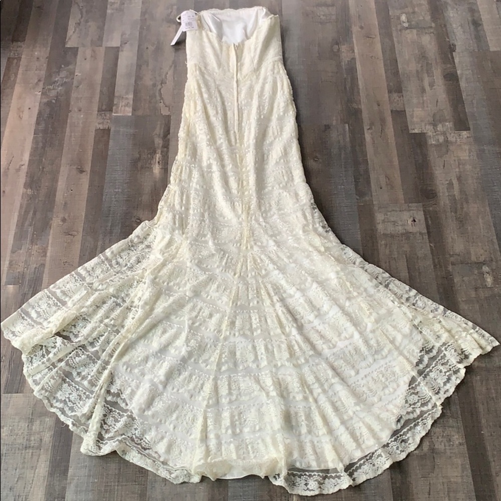 NWT David’s Bridal Ivory strapless wedding dress - Picture 6 of 8